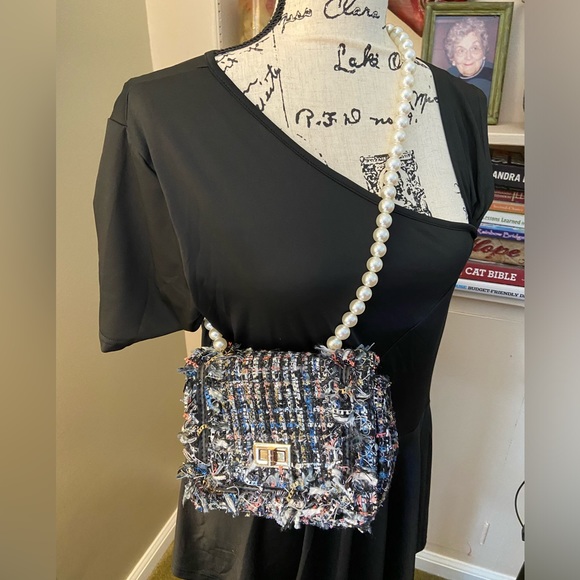 Designer inspired colored tweed with silver, and pearl strap handle. - Picture 6 of 10